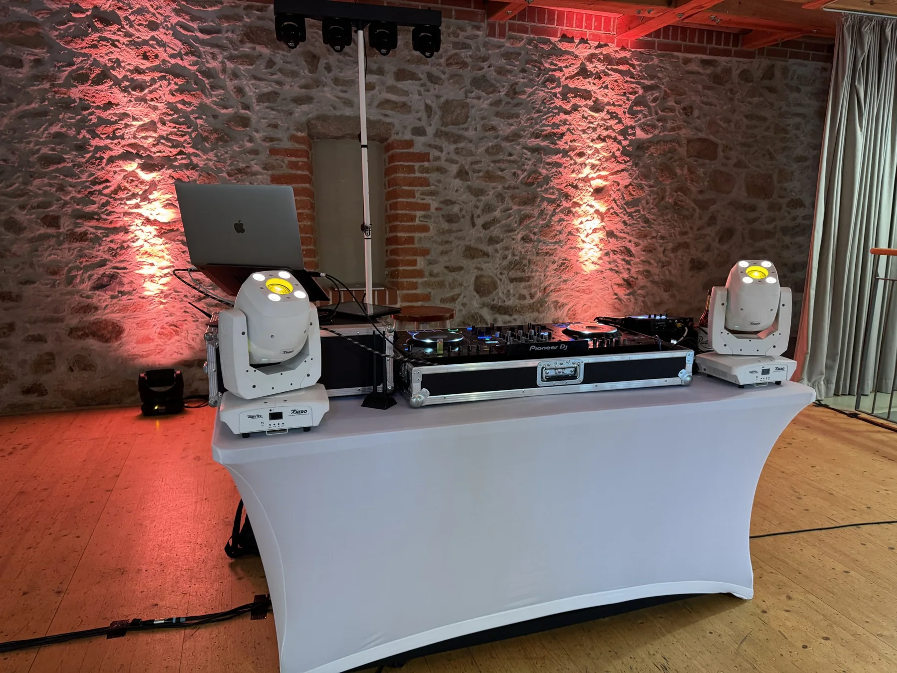 Weiße DJ-Anlage mit Pioneer-Pult und Lichttechnik in einer Eventlocation